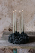 Bild in Galerie-Betrachter laden, VORBESTELLUNG// Adventskranz D28cm mit schwarzem Islandmoos und Ester und Erik Kerzen