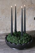 Bild in Galerie-Betrachter laden, VORBESTELLUNG// Adventskranz D28cm mit grünem Islandmoos und Ester und Erik Kerzen