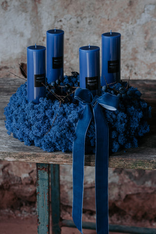 VORBESTELLUNG// Adventskranz D45cm mit blauem Islandmoos und Ester und Erik Kerzen Cornflower