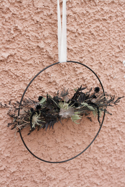 leicht österlicher Trockenblumenkranz D30/D20cm mit Schwarzakzenten