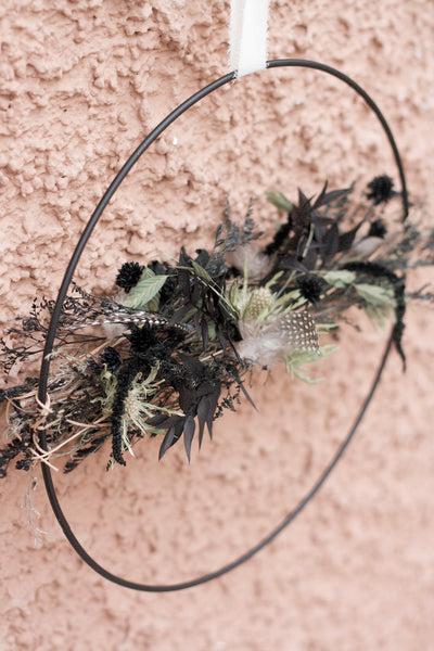 leicht österlicher Trockenblumenkranz D30/D20cm mit Schwarzakzenten