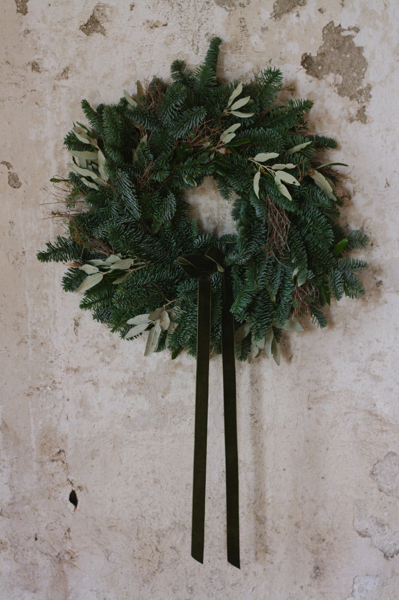 Türkranz handgebundener Winterkranz und natürlicher Dekoration mit grünem Samtband