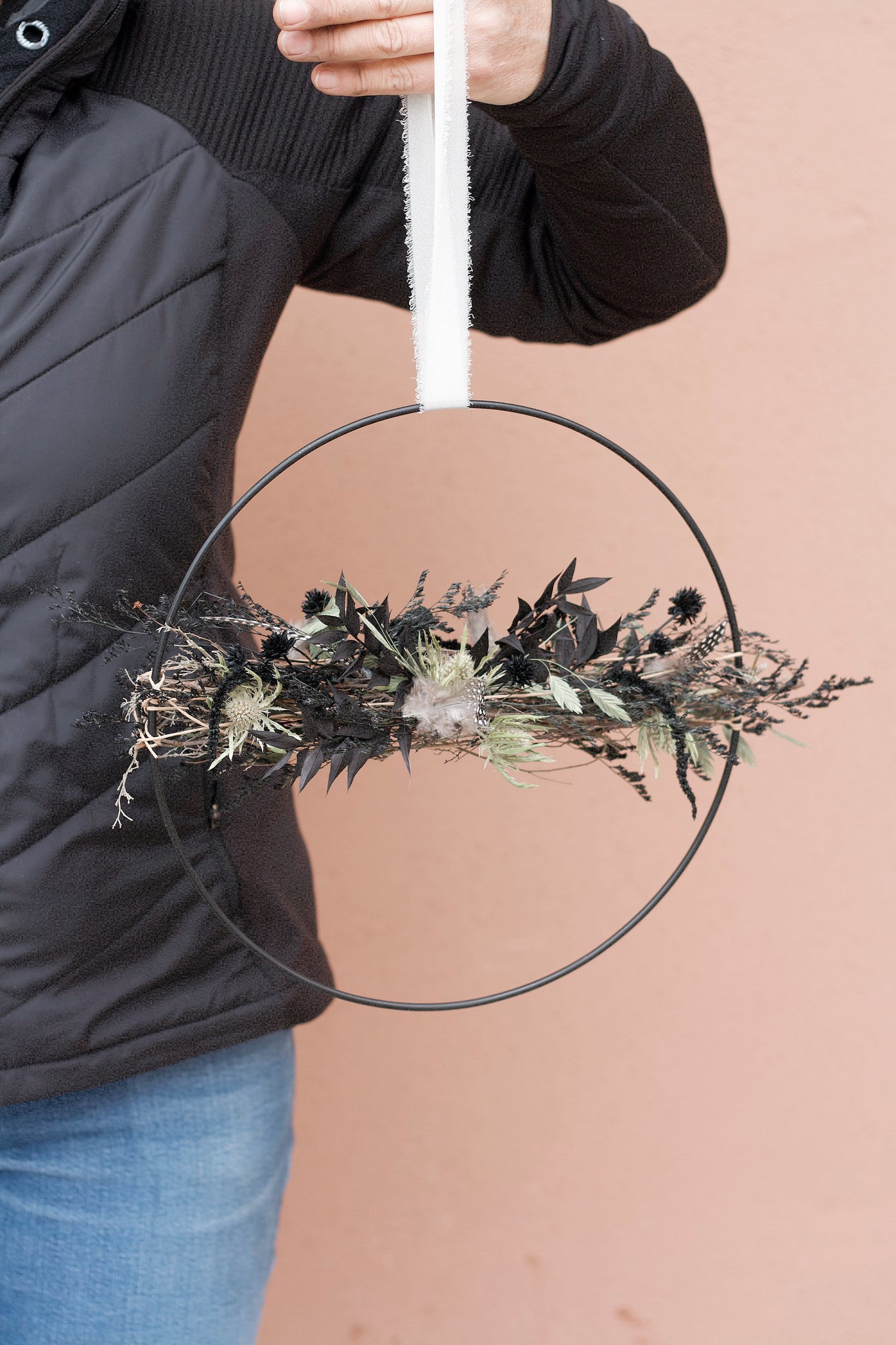 leicht österlicher Trockenblumenkranz D30/D20cm mit Schwarzakzenten