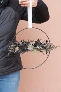 leicht österlicher Trockenblumenkranz D30/D20cm mit Schwarzakzenten
