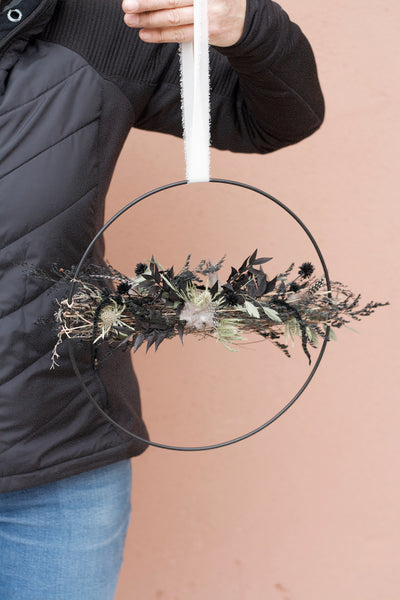 leicht österlicher Trockenblumenkranz D30/D20cm mit Schwarzakzenten