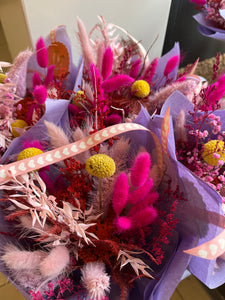 Kleiner bunter Trockenblumenstrauß