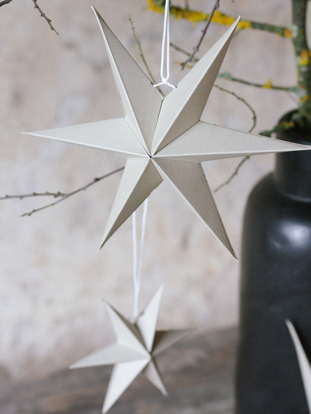 Papiersterne in drei verschiedenen Größen, Grau