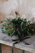 Bild in Galerie-Betrachter laden, Türkranz handgebundener Winterkranz und natürlicher Dekoration mit schwarzen Elementen
