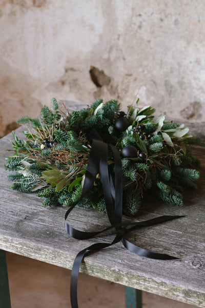 Türkranz handgebundener Winterkranz und natürlicher Dekoration mit schwarzen Elementen