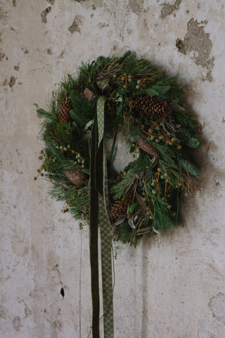 Türkranz handgebundener Winterkranz und natürlicher Dekoration mit Fichtenzapfen
