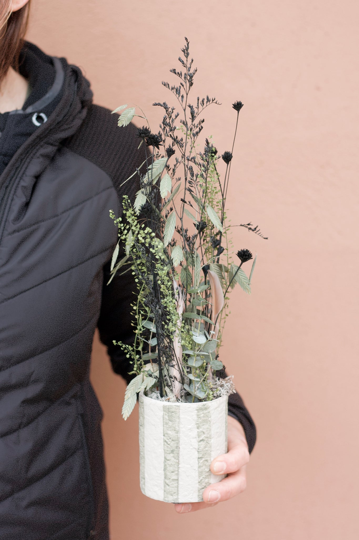 österliches Trockenblumengesteck Dekoration in schönem recyceltem Gefäß D8cm H35cm