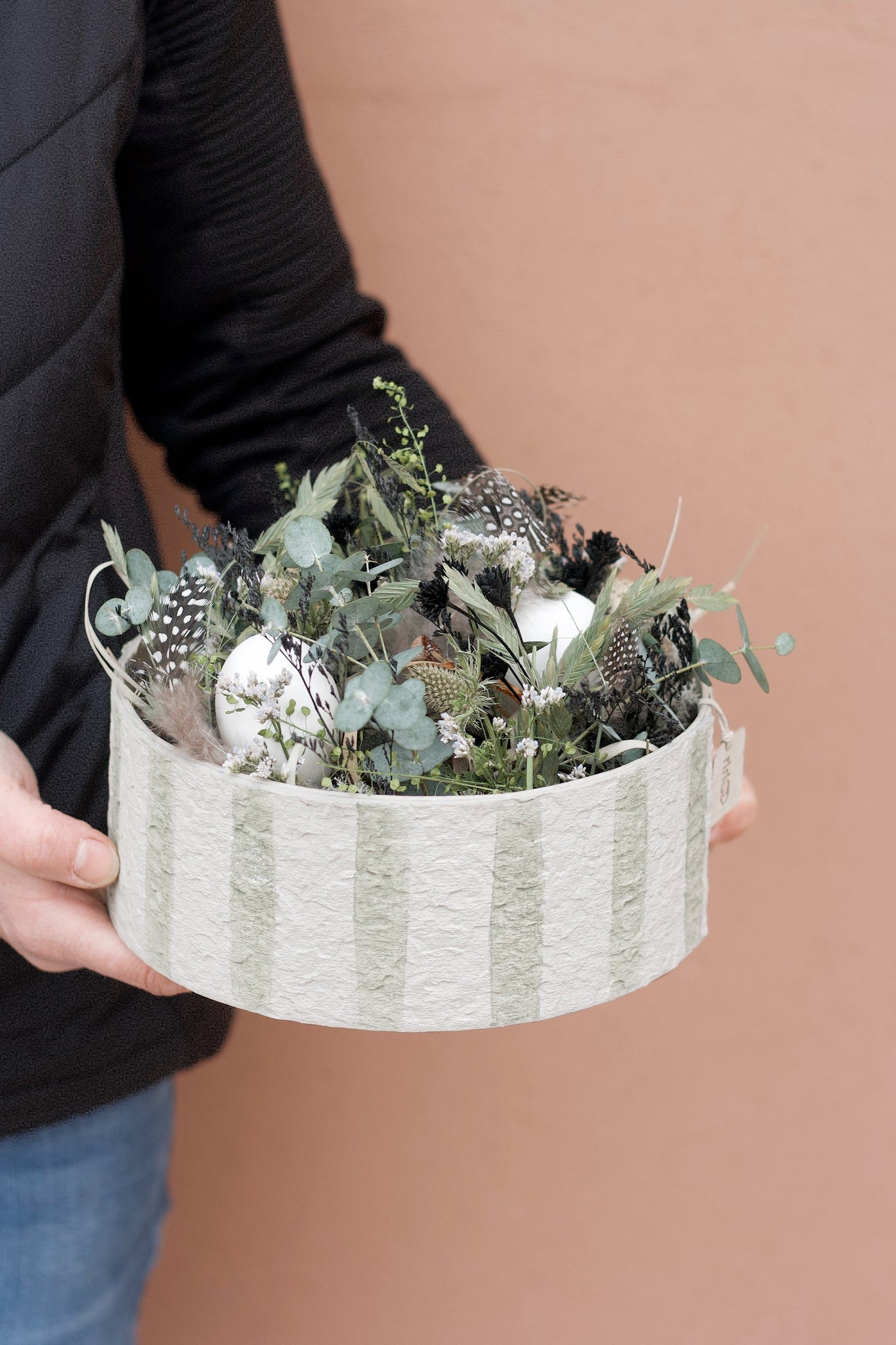 österliches Trockenblumengesteck Dekoration in schönem recyceltem Gefäß D21x8cm