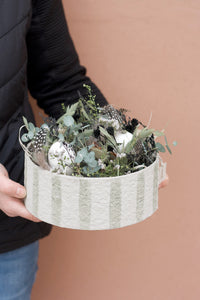 österliches Trockenblumengesteck Dekoration in schönem recyceltem Gefäß D21x8cm