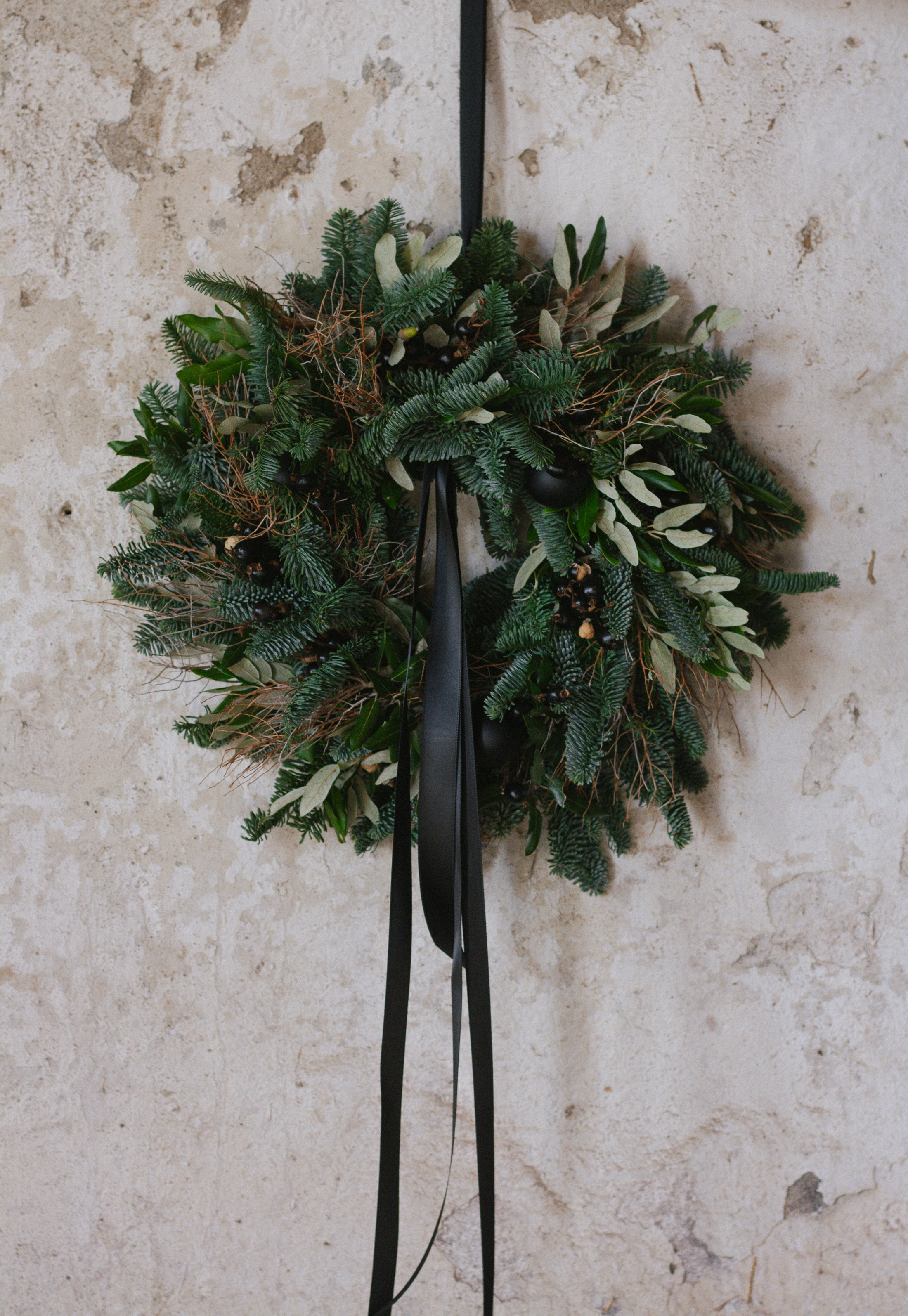 Türkranz handgebundener Winterkranz und natürlicher Dekoration mit schwarzen Elementen