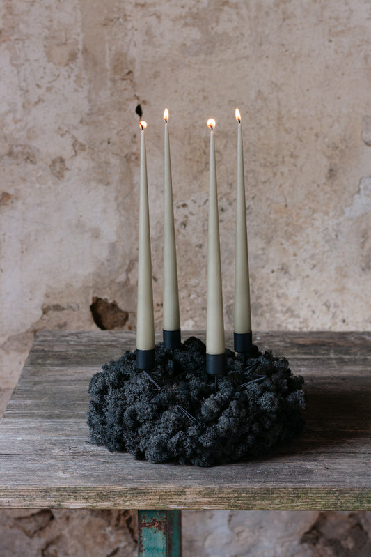 VORBESTELLUNG// Adventskranz D28cm mit schwarzem Islandmoos und Ester und Erik Kerzen