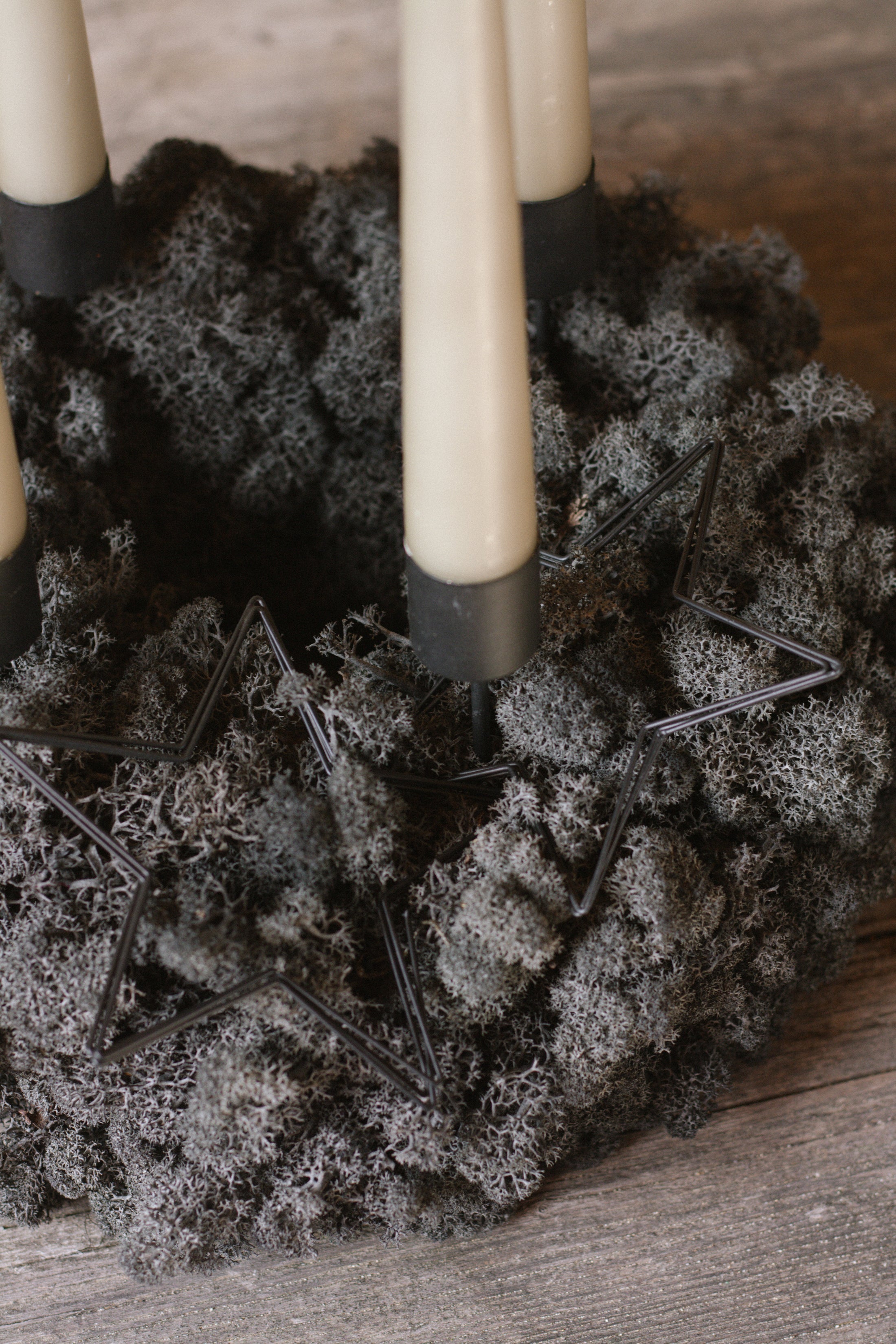 VORBESTELLUNG// Adventskranz D28cm mit schwarzem Islandmoos und Ester und Erik Kerzen