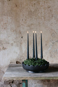 Bild in Galerie-Betrachter laden, VORBESTELLUNG// Adventskranz D28cm mit grünem Islandmoos und Ester und Erik Kerzen
