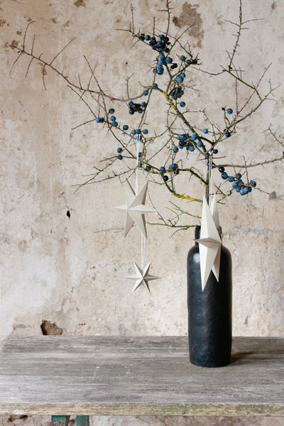 Papiersterne in drei verschiedenen Größen, Grau