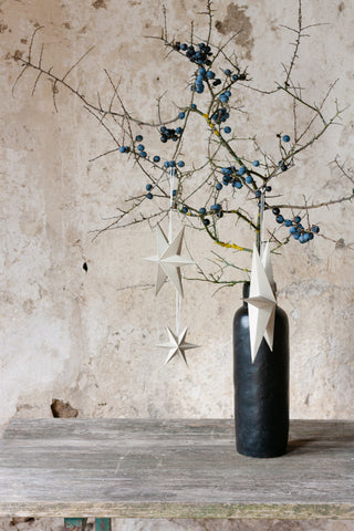 Papiersterne in drei verschiedenen Größen, Grau