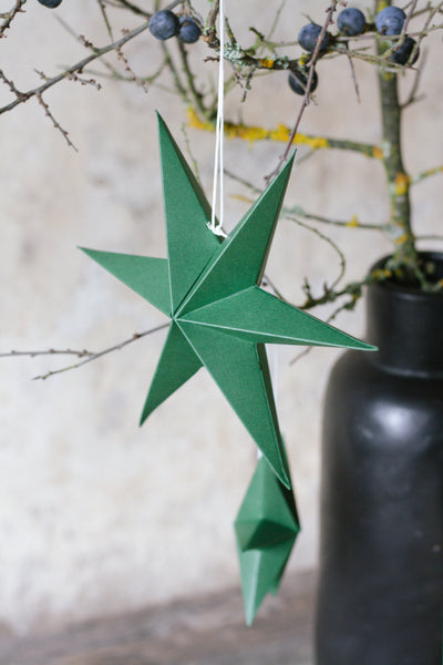 Papiersterne in drei verschiedenen Größen, Grün