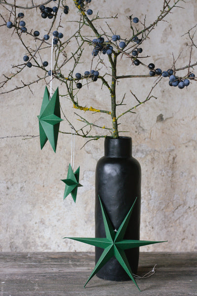 Papiersterne in drei verschiedenen Größen, Grün