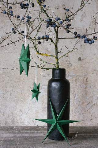 Papiersterne in drei verschiedenen Größen, Grün